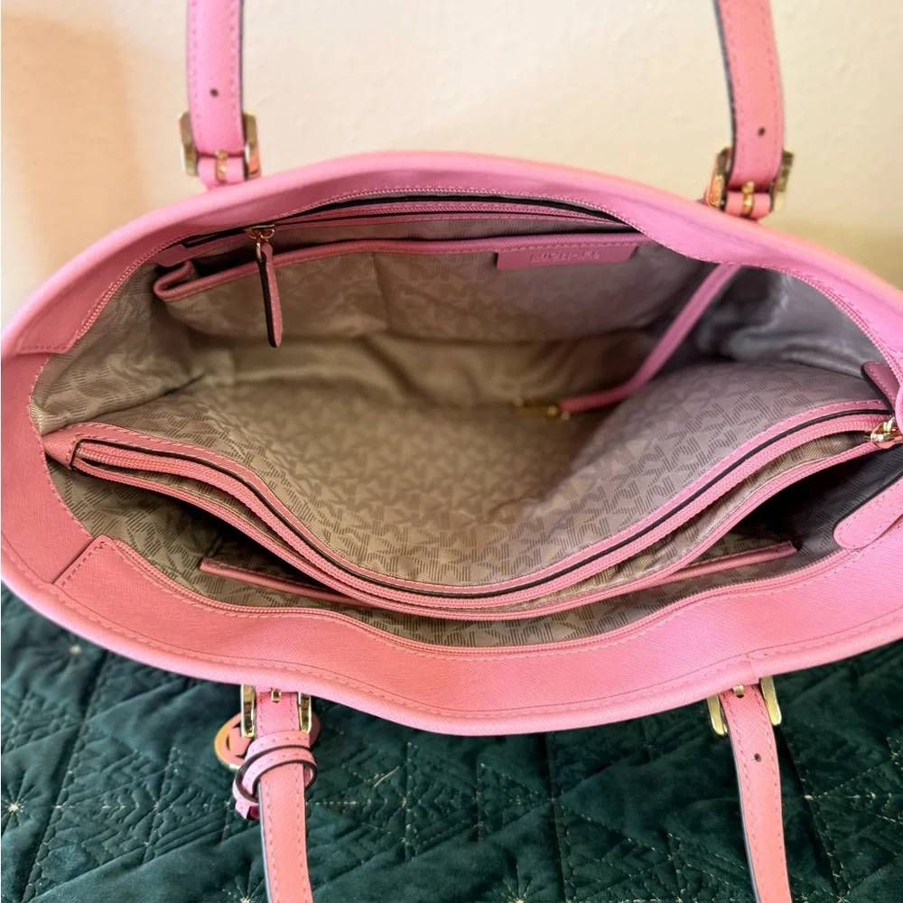 BARELY USED…… MICHAEL KORS JET SET PINK MEDIUM TOTE w/MATCHINGVWALLET - Picture 7 of 12